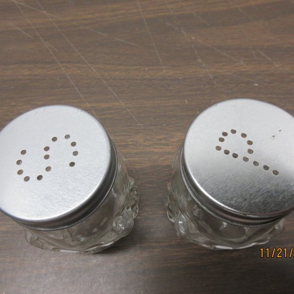 Skull Salt & Pepper Shaker Set - Picture 5 of 6